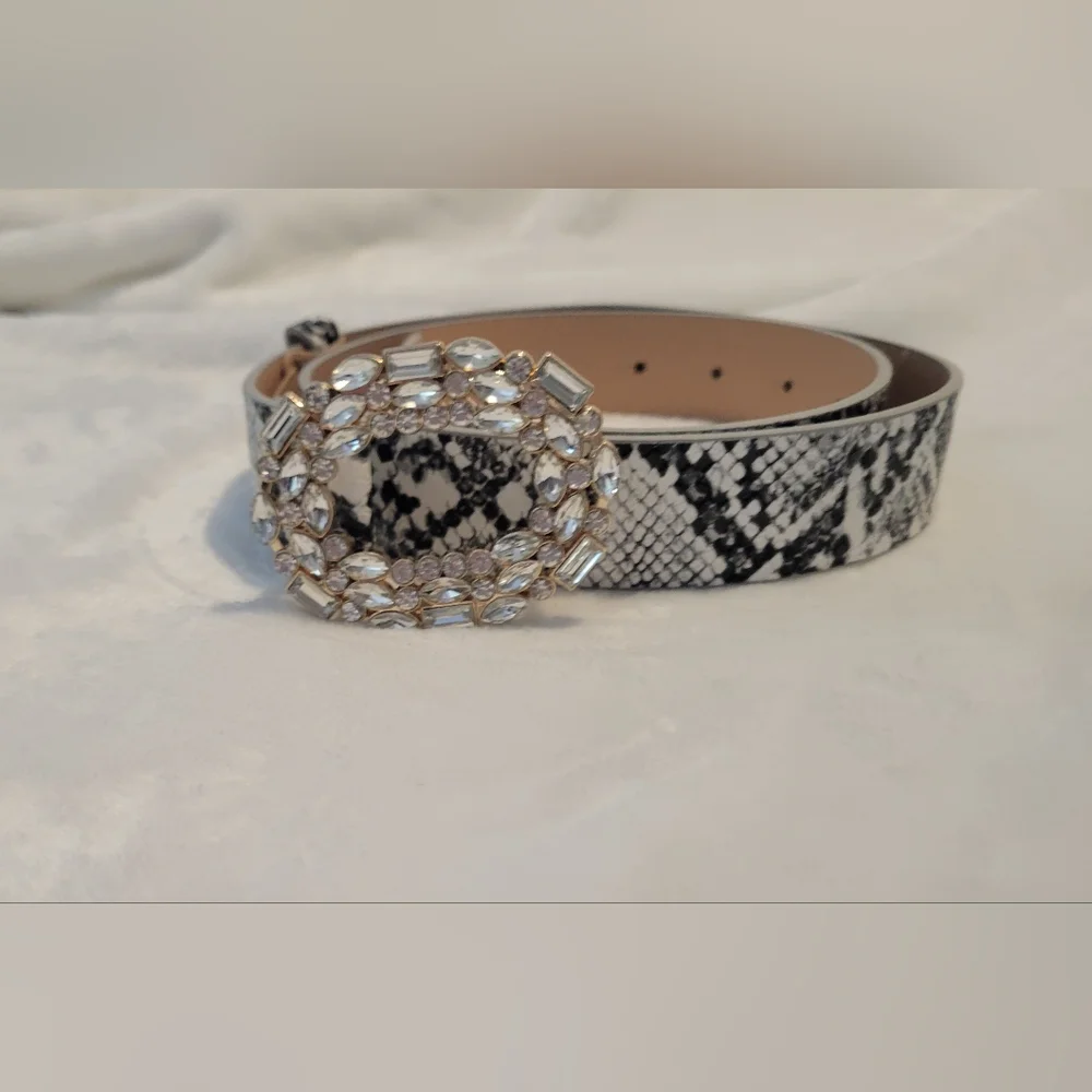 CHIC, TRENDY Black & White Snake/Animal Print Belt